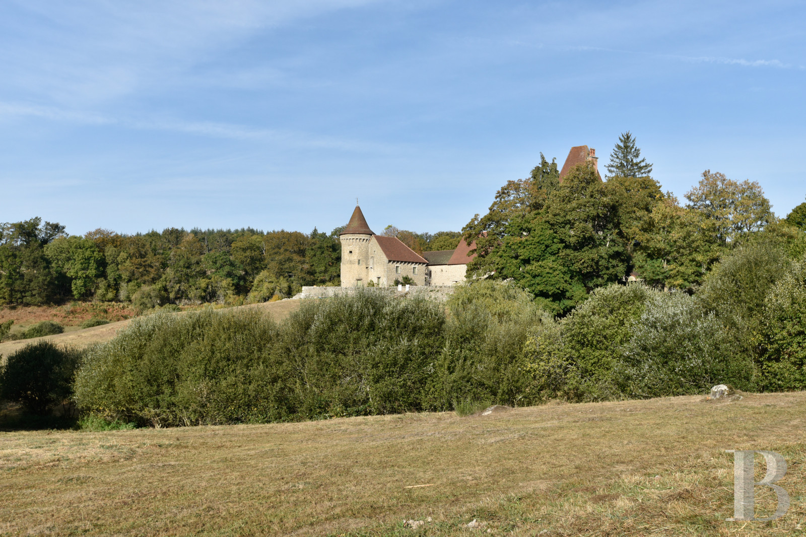 En Limousin, dans le sud-est de la Creuse et à proximité d’Aubusson, un logis indépendant du 17e siècle au centre d’une place forte médiévale,  - photo  n°2